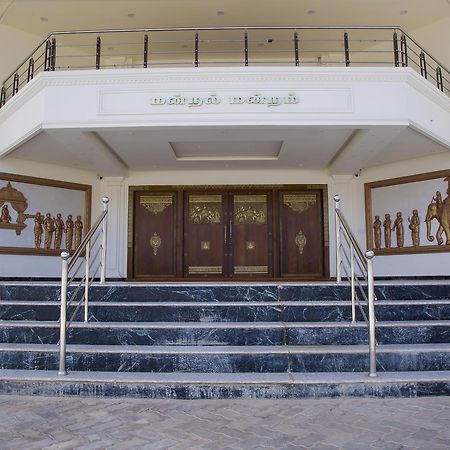 فندق مايلادوثورايفي  The Grand White Palace المظهر الخارجي الصورة