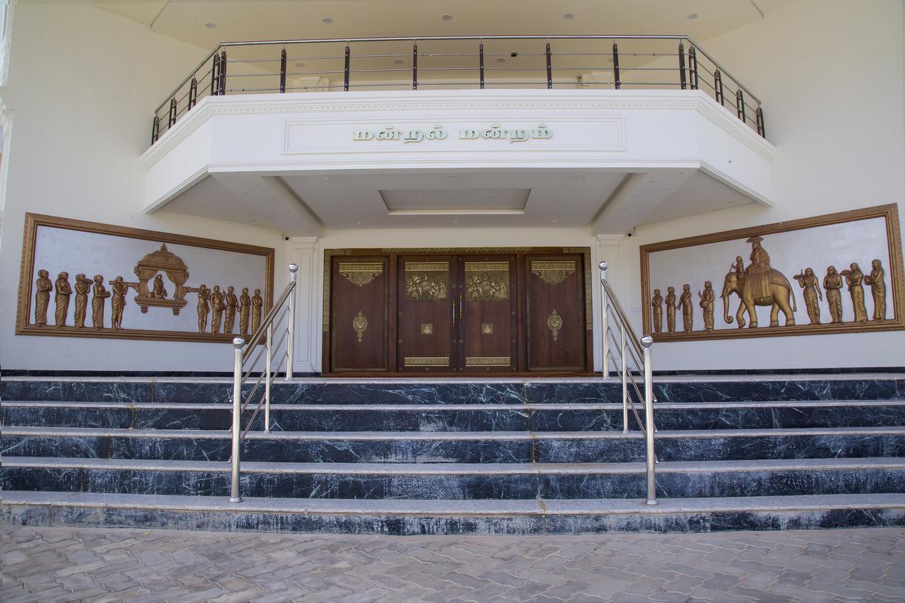 فندق مايلادوثورايفي  The Grand White Palace المظهر الخارجي الصورة