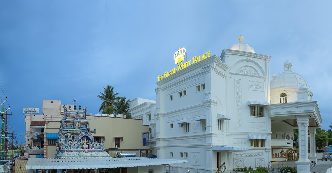 فندق مايلادوثورايفي  The Grand White Palace المظهر الخارجي الصورة