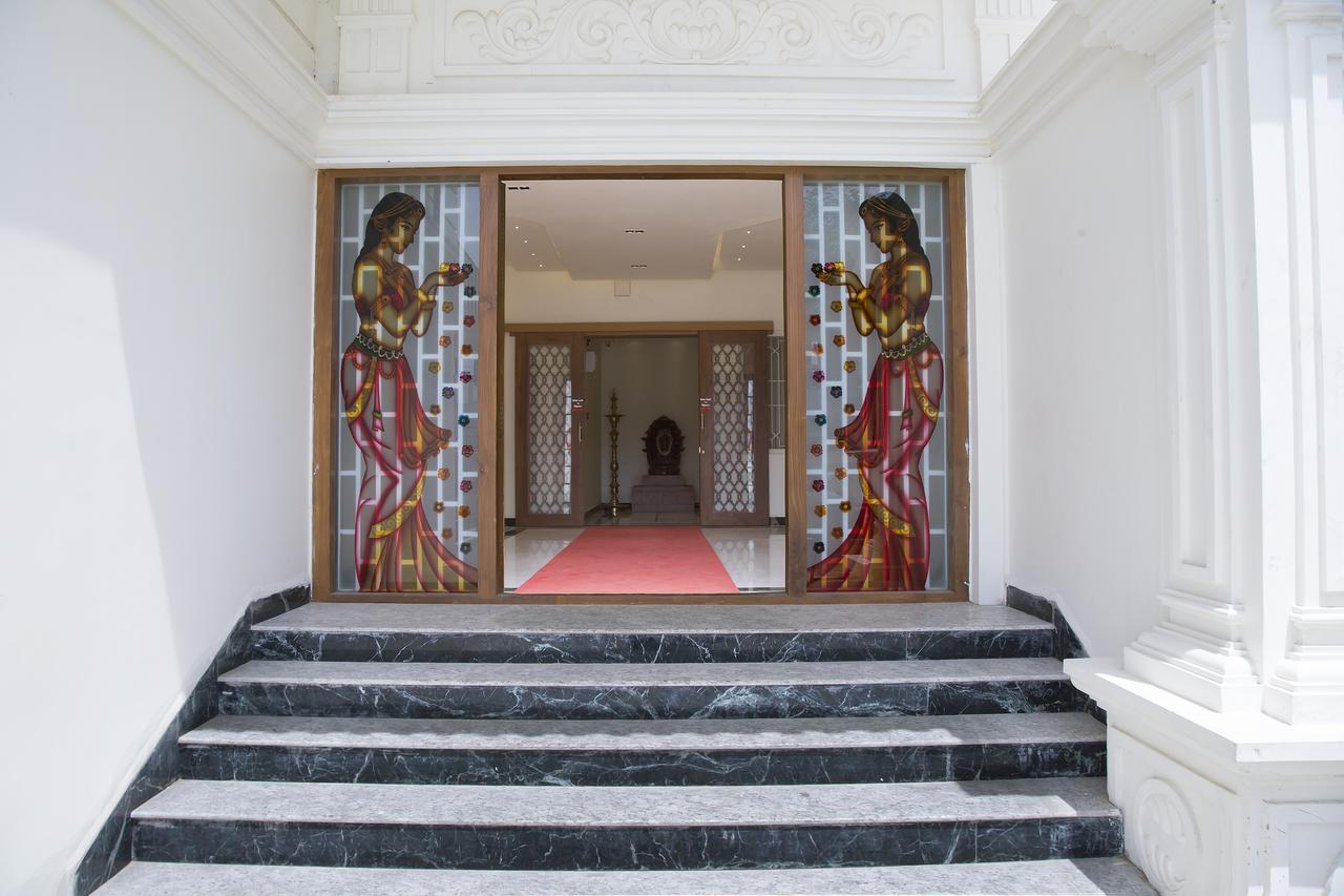 فندق مايلادوثورايفي  The Grand White Palace المظهر الخارجي الصورة
